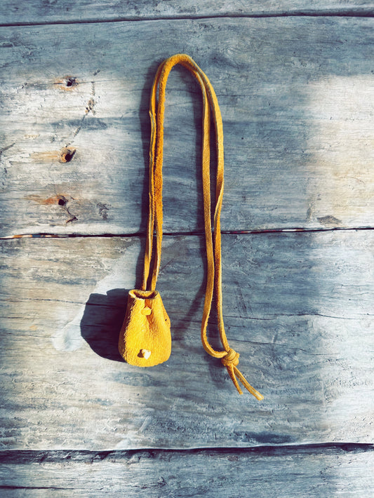 Petit sac de médecine en cuir d’orignal et pierre précieuse