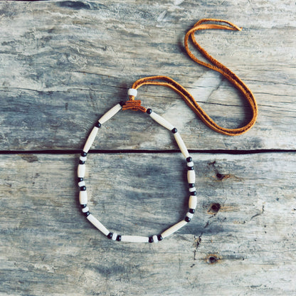 Collar gargantilla de hueso y perlas negras – Noche boreal