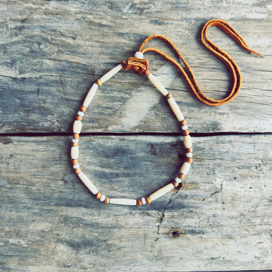 Collier choker en os naturel – Terre sauvage