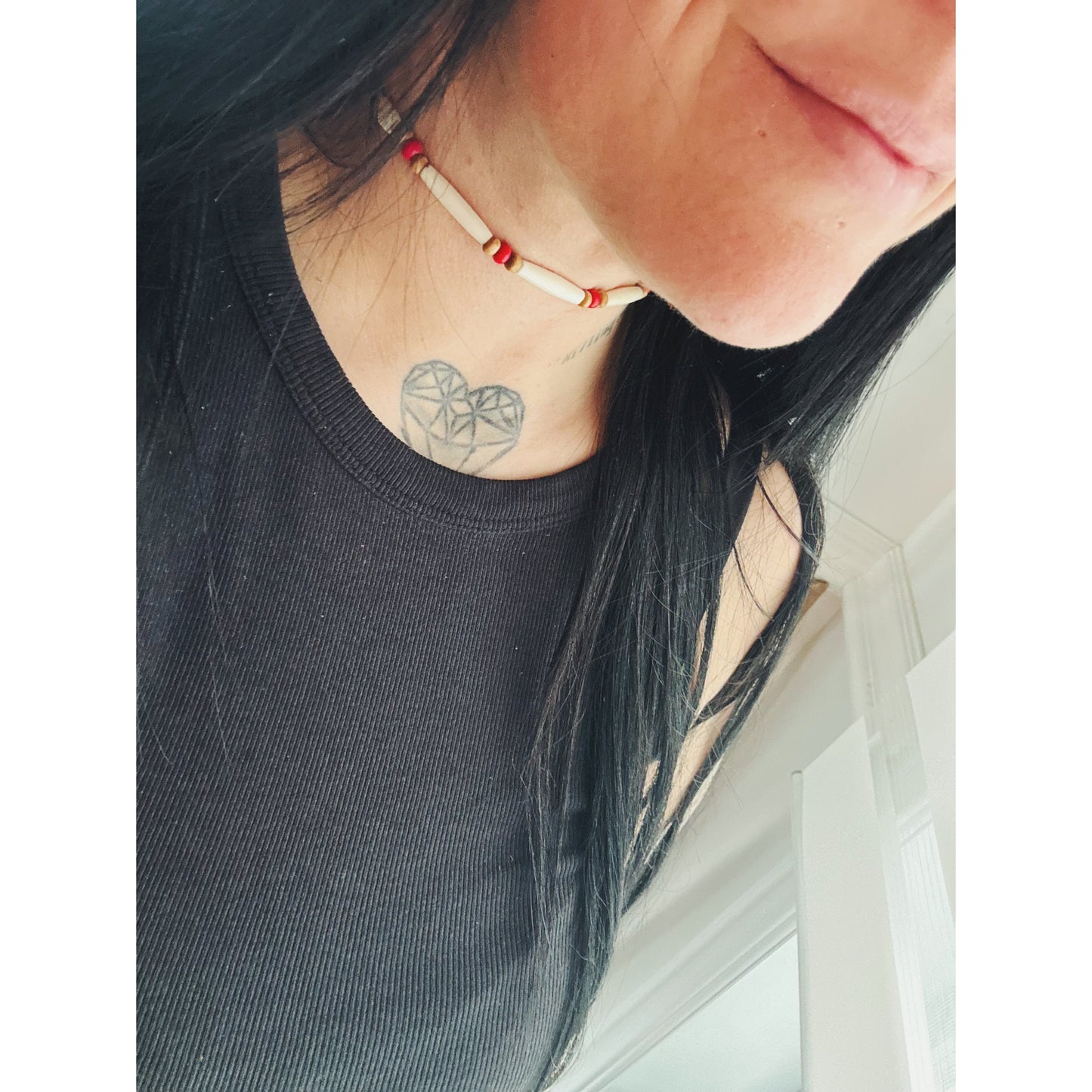 Gargantilla de hueso y cuentas rojas – Rojo nómada