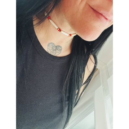 Gargantilla de hueso y cuentas rojas – Rojo nómada