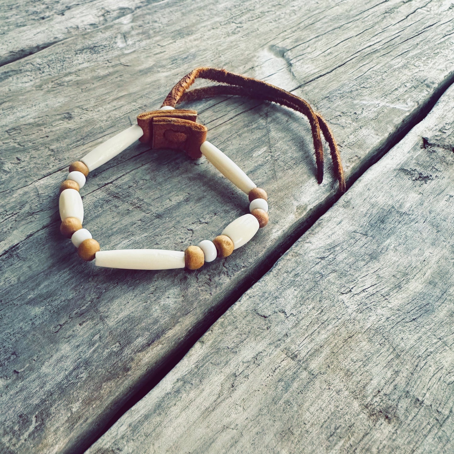 Pulsera autóctona de cuero de alce y cuentas de hueso – aliento de la tierra