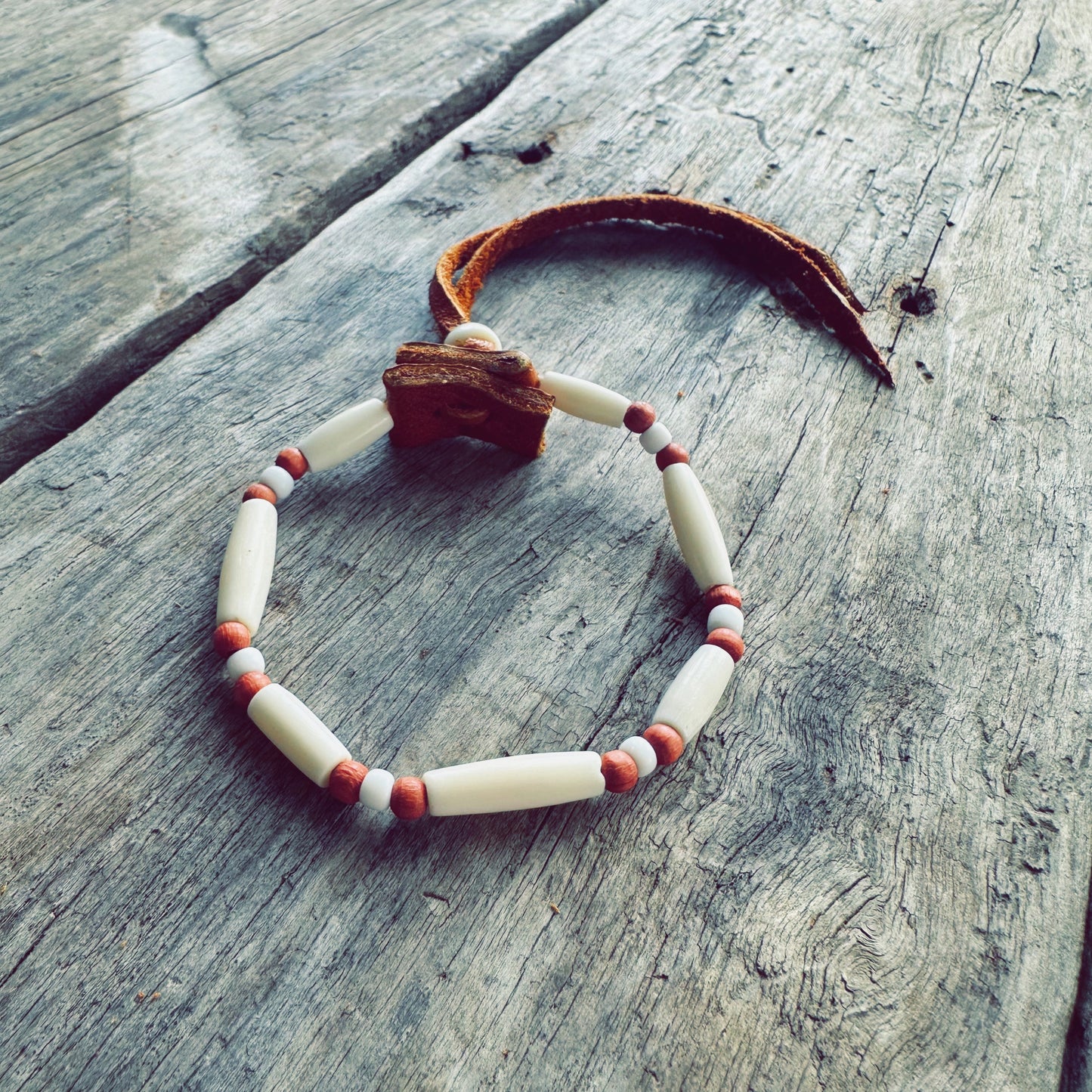 Pulsera de cuentas de hueso natural – Tierra antigua