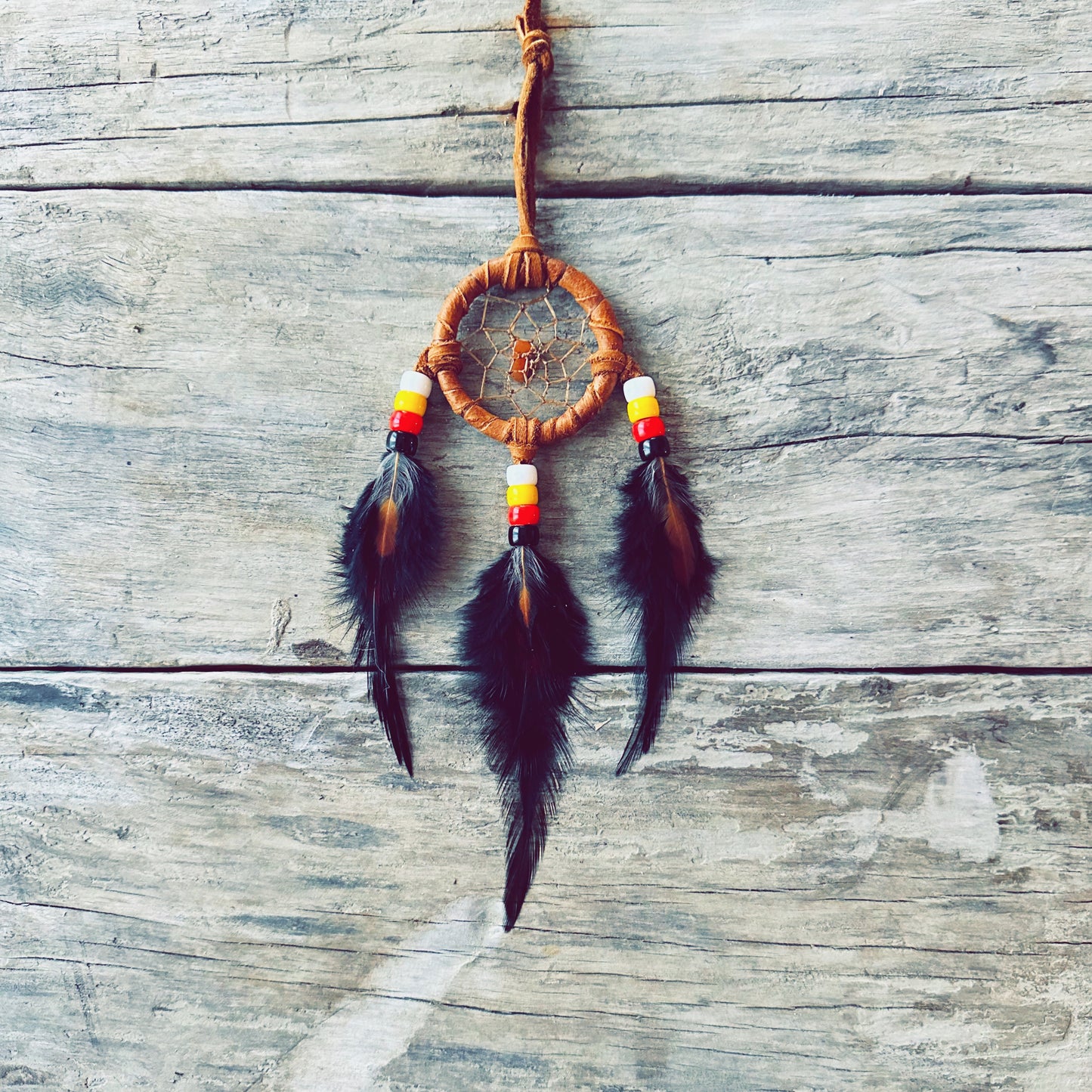 Mini capteur de rêves en cuir d’orignal avec perles en verre - Artisanat Autochtone 
