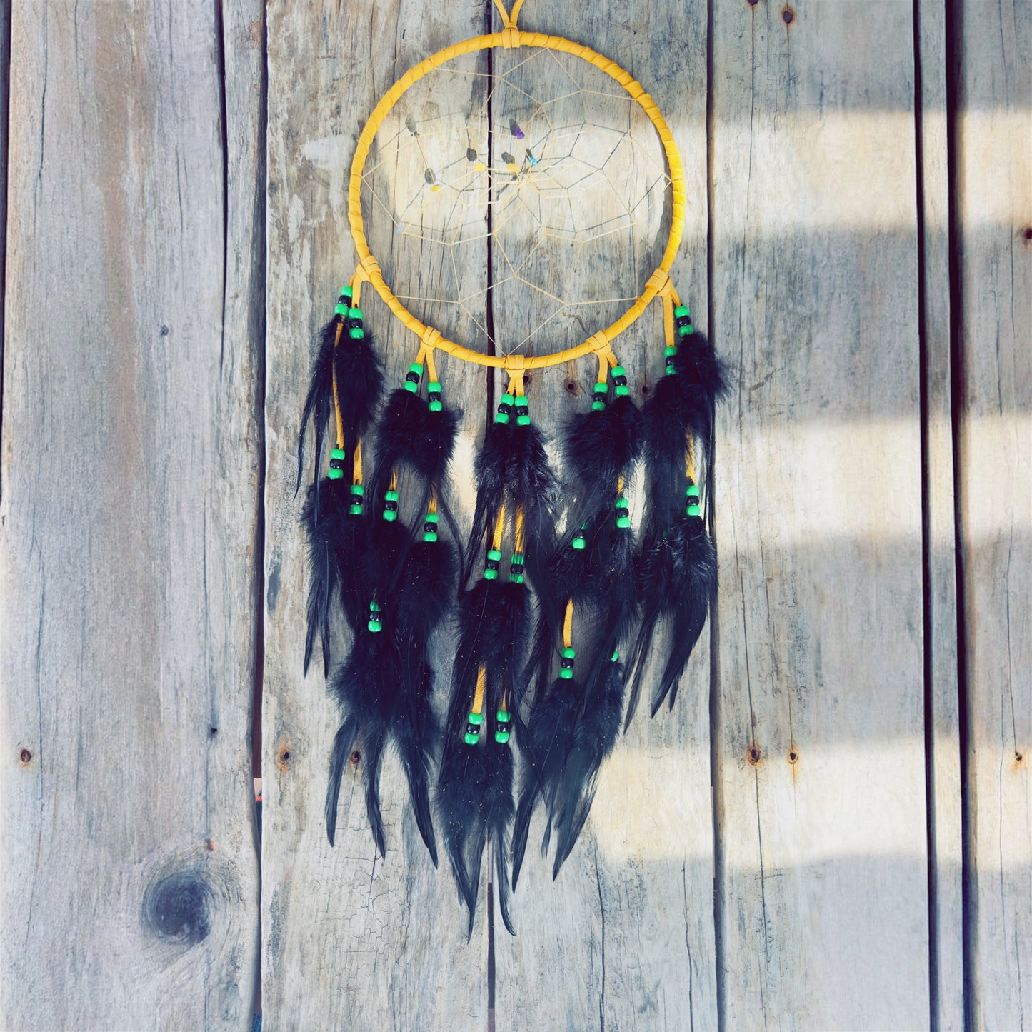 Protection et renouveau – Capteur de rêves autochtone 8 pouces en cuir d’orignal et plumes noires
