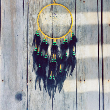Protection et renouveau – Capteur de rêves autochtone 8 pouces en cuir d’orignal et plumes noires