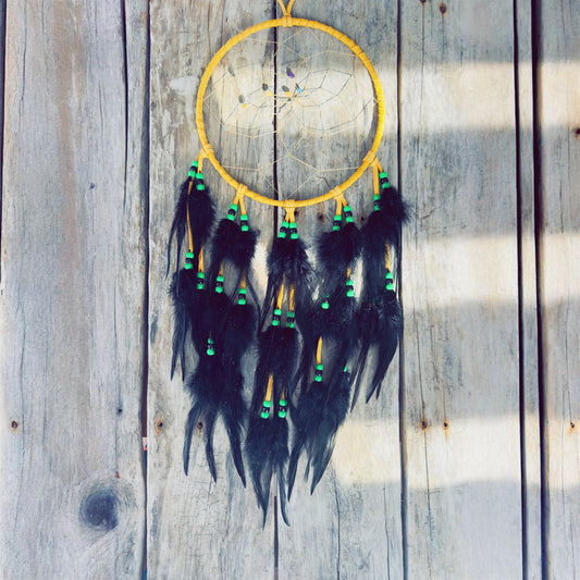 Protection et renouveau – Capteur de rêves autochtone 8 pouces en cuir d’orignal et plumes noires