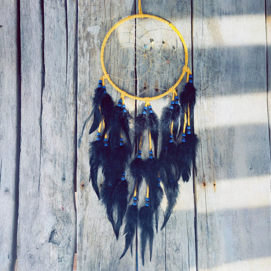 Protection profonde – Capteur de rêves autochtone 8 pouces en cuir d’orignal et plumes noires
