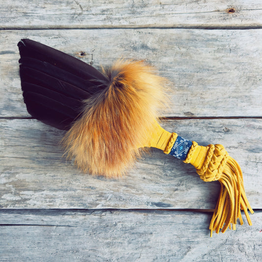 Un fan de purification en cuir d'orignal,  plume de bernaches du canada, fourrure de renards ,