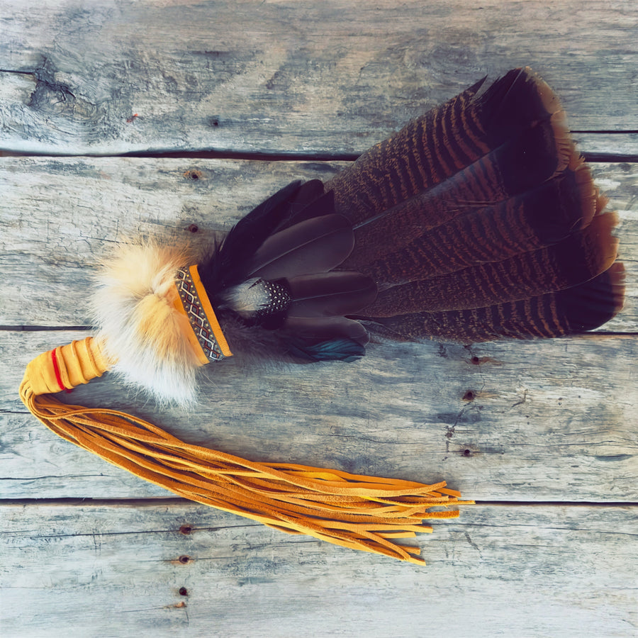 Smudgefan autochtone en cuir jaune et fourrure