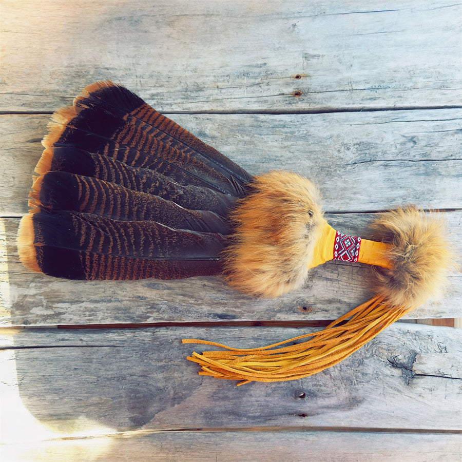 Grand smudgefan cérémoniel avec fourrure naturelle – pièce unique