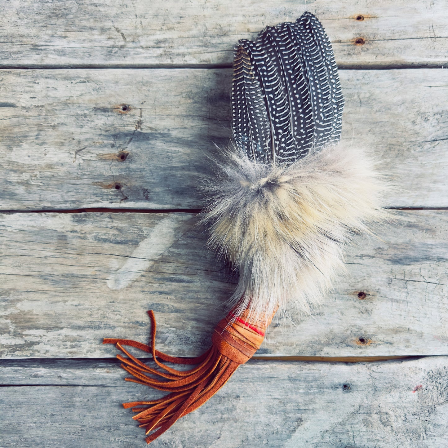 Atem der Klarheit – Räucherfächer mit Truthahnfedern und Kojotenfell zur Reinigung