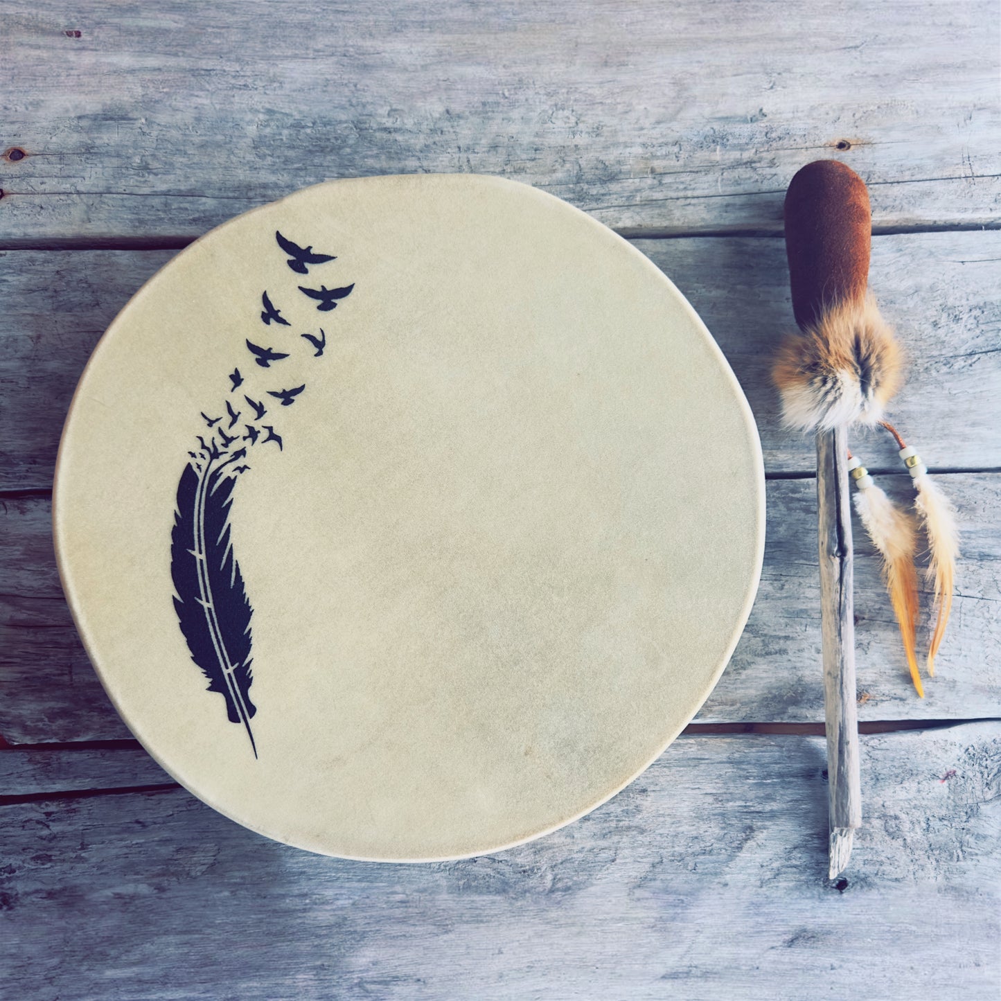 Tambour a main de 14 pouces avec plume peint et maillet. 