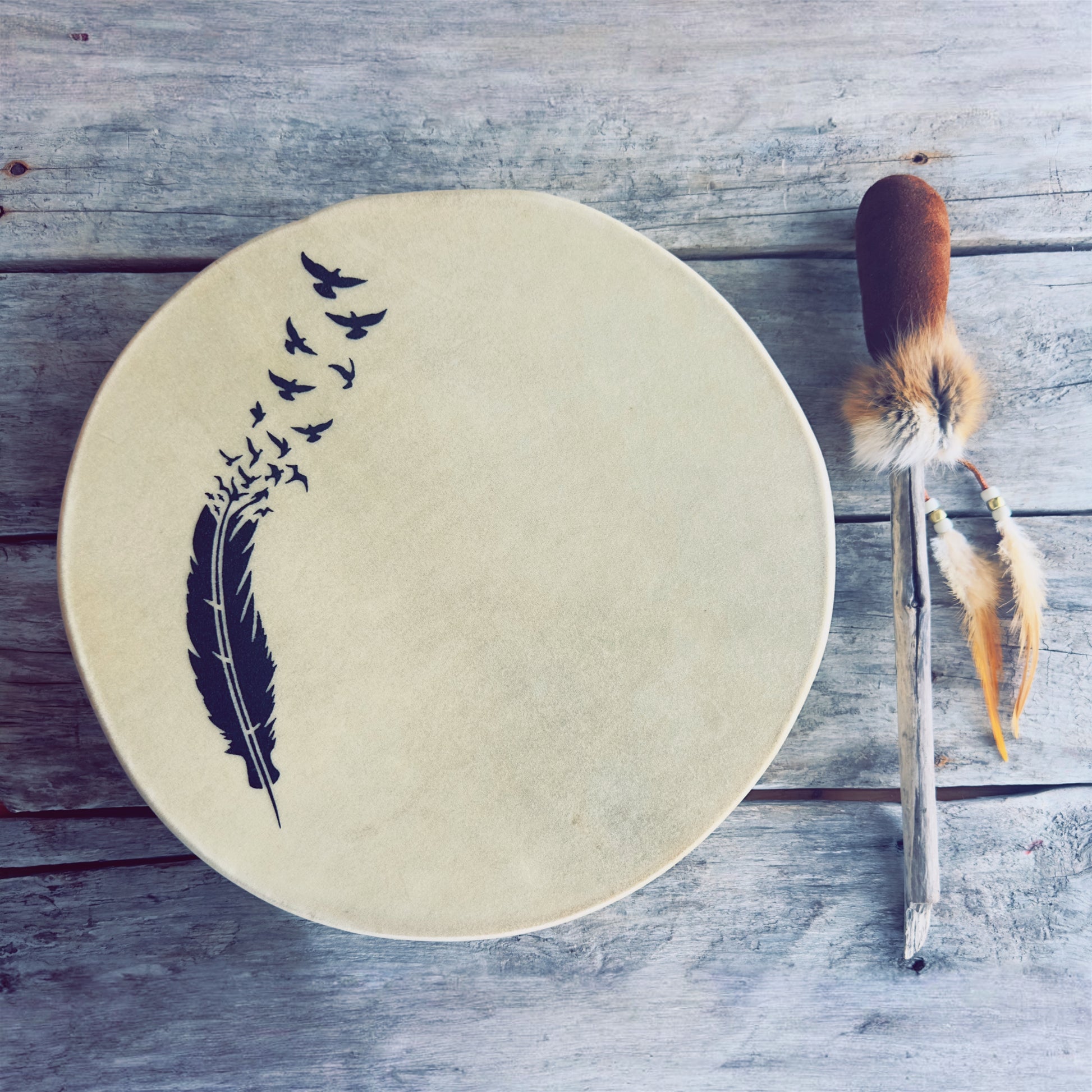 Tambour a main de 14 pouces avec plume peint et maillet. 