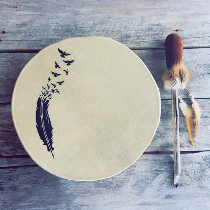 Tambour a main de 14 pouces avec plume peint et maillet. 