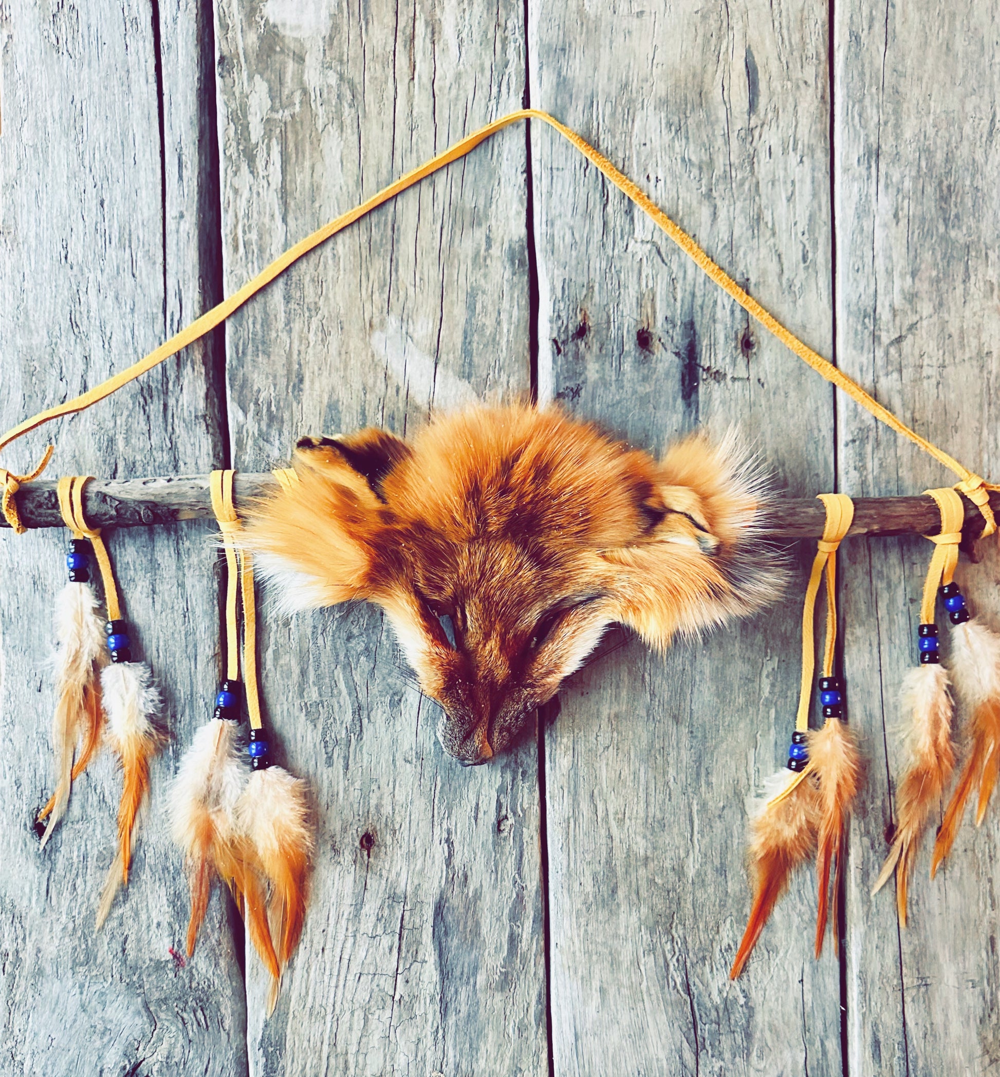 Artisanat autochtone : décoration en bois flotté, plumes naturelles et tête de renard - Artisanat Autochtone 