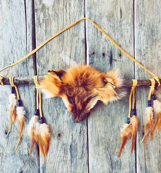 Artisanat autochtone : décoration en bois flotté, plumes naturelles et tête de renard - Artisanat Autochtone 
