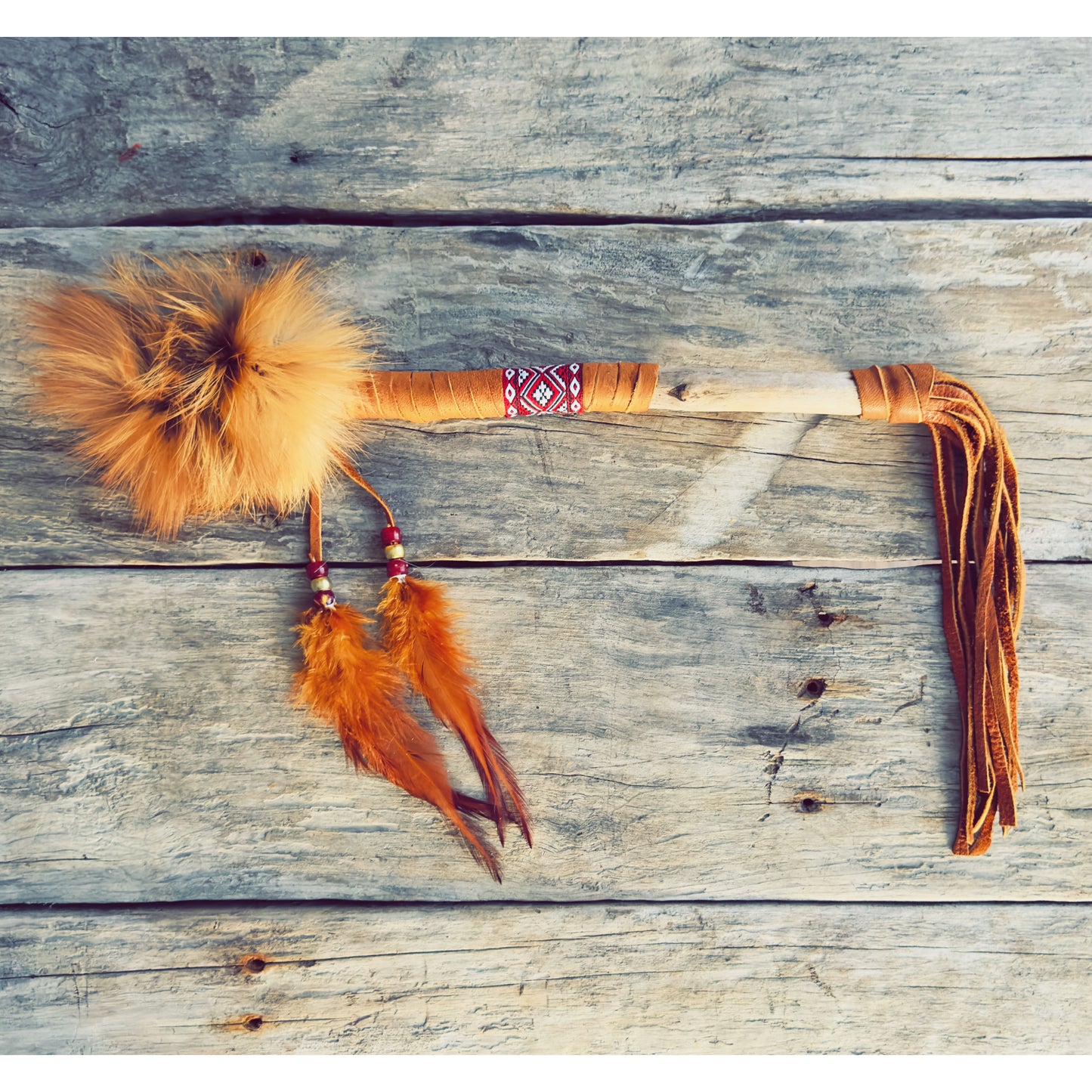 Bâton artisanal autochtone façonné à la main par l’artisan ilnu Dave Verreault-Thisselmagan.