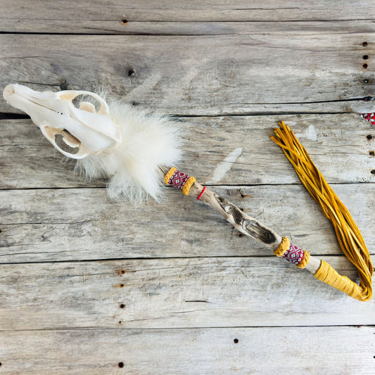 Bâton cérémonial autochtone artisanal orné d’un crâne de loup