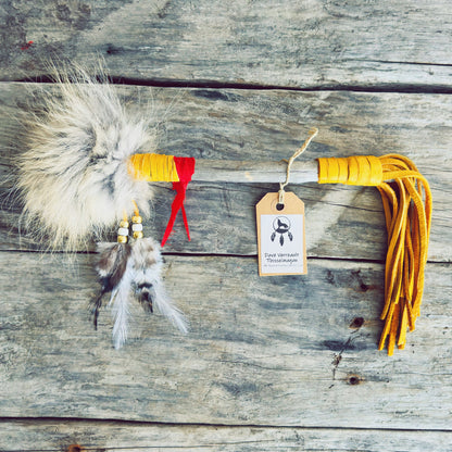 Bâton de parole décoratif autochtone orné de plumes, perles et lanières de cuir traditionnelles