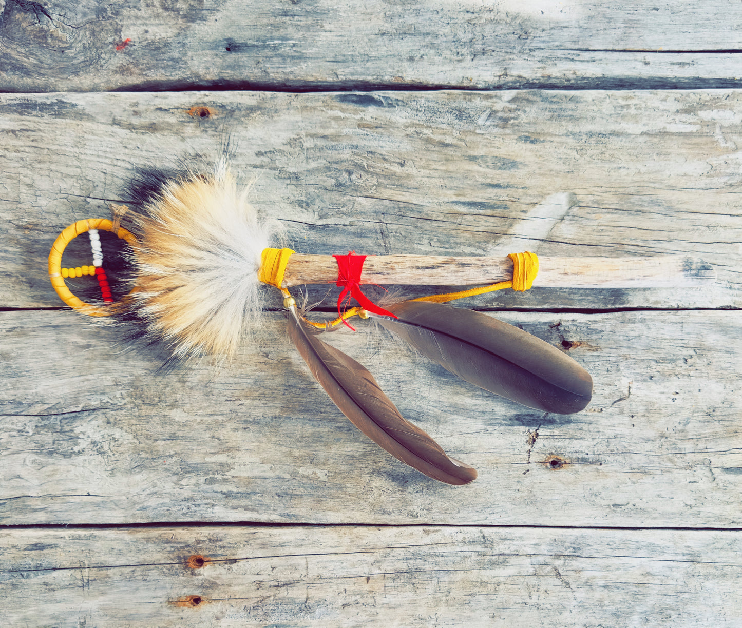 Bâton de parole autochtone fait à la main, symbole d’écoute, de respect et de sagesse