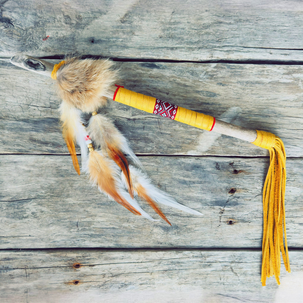 Bâton de parole autochtone artisanal en cuir avec fourrure de lynx, perles et plumes naturelles
