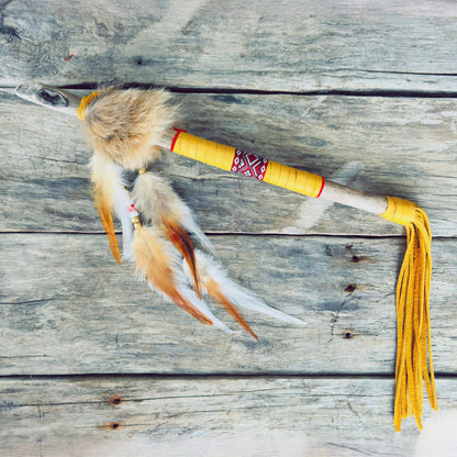 Bâton de parole autochtone artisanal en cuir avec fourrure de lynx, perles et plumes naturelles