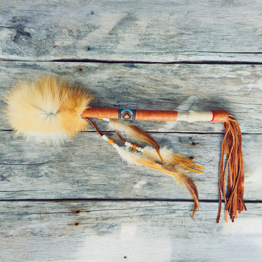 Bâton de parole autochtone avec fourrure de renard et plumes naturelles