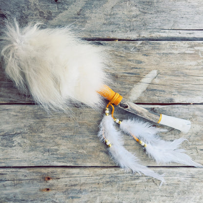 Bâton de parole en bois avec loup arctique symbole de force, instinct et protection spirituelle