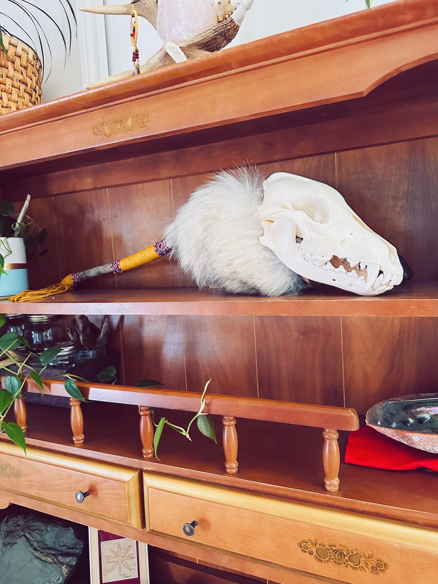 Bâton décoratif : crâne et fourrure de loup, cuir d’orignal