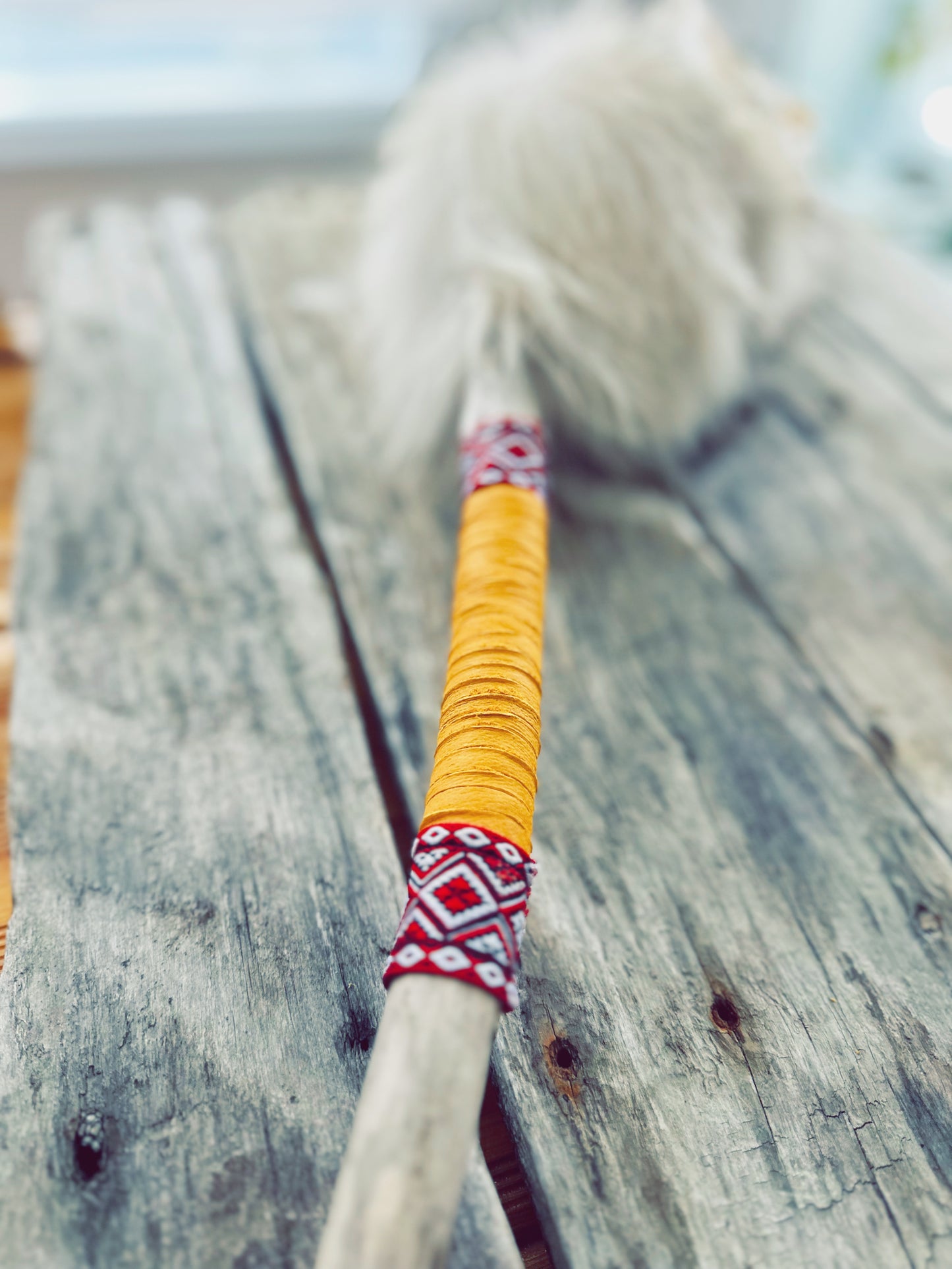 Bâton décoratif : crâne et fourrure de loup, cuir d’orignal