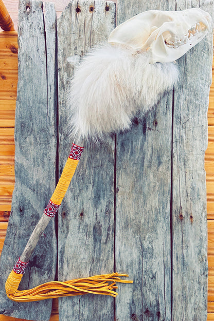 Bâton décoratif : crâne et fourrure de loup, cuir d’orignal