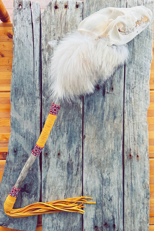 Bâton décoratif : crâne et fourrure de loup, cuir d’orignal