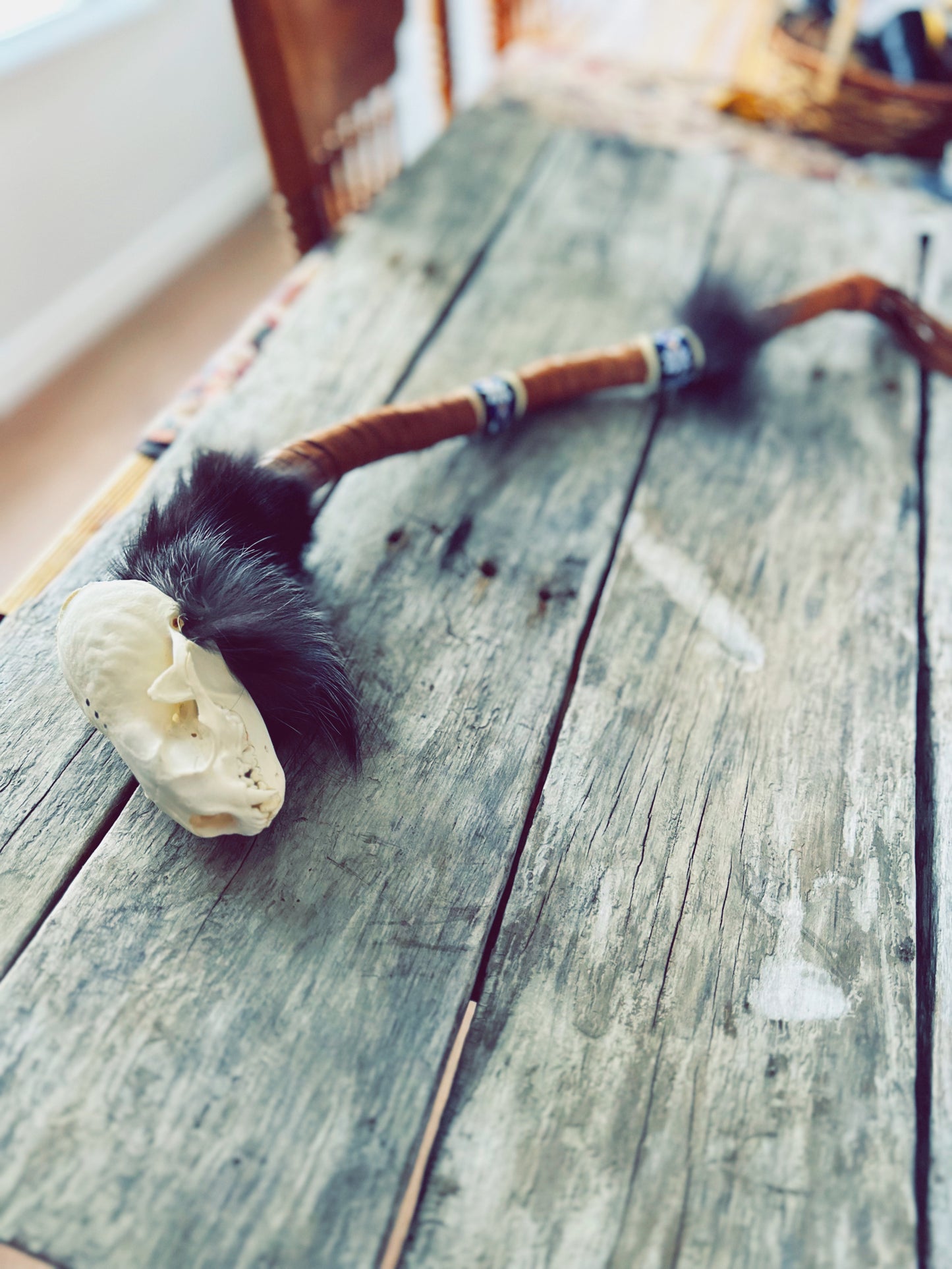 Bâton de parole décoratif – Crâne de loutre, fourrure de renard et cuir d’orignal