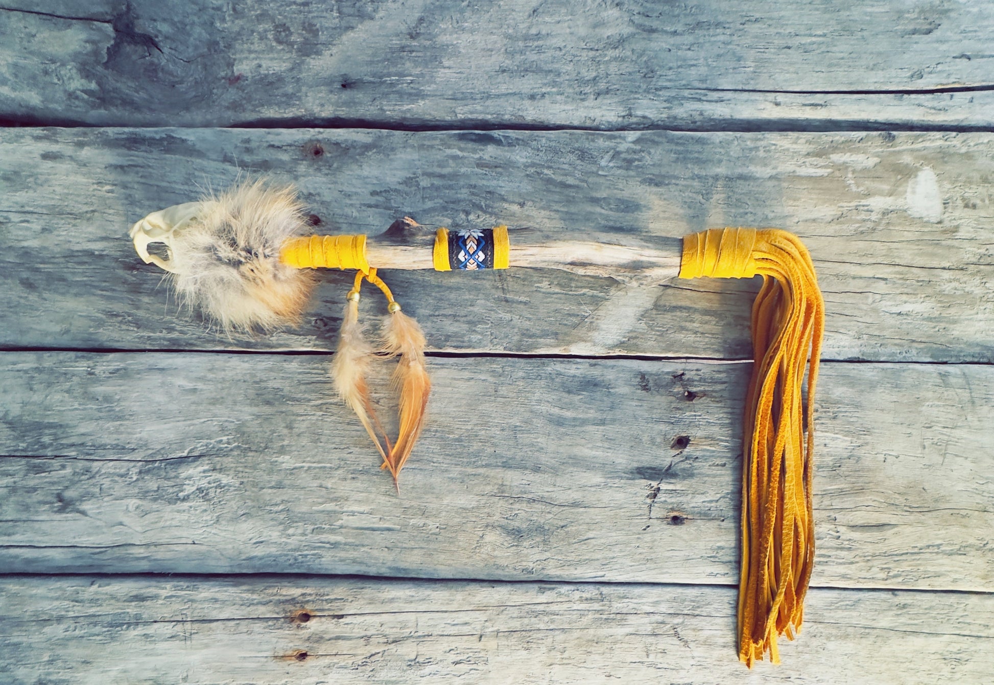 Manche en cuir tressé d’un bâton de parole autochtone artisanal, fabrication ilnu.