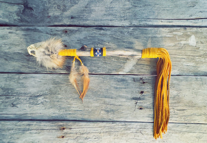 Manche en cuir tressé d’un bâton de parole autochtone artisanal, fabrication ilnu.