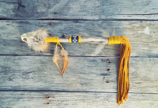 Manche en cuir tressé d’un bâton de parole autochtone artisanal, fabrication ilnu.