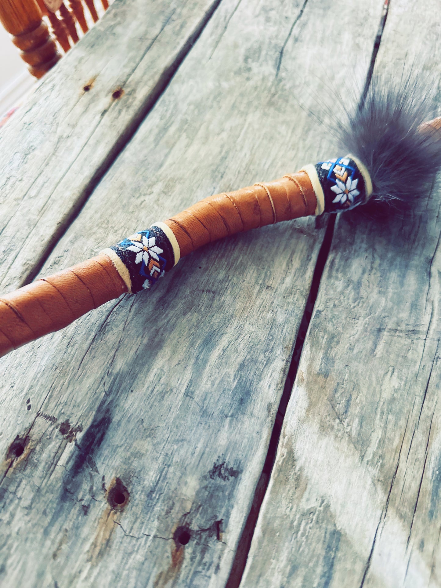 Bâton de parole décoratif – Crâne de loutre, fourrure de renard et cuir d’orignal