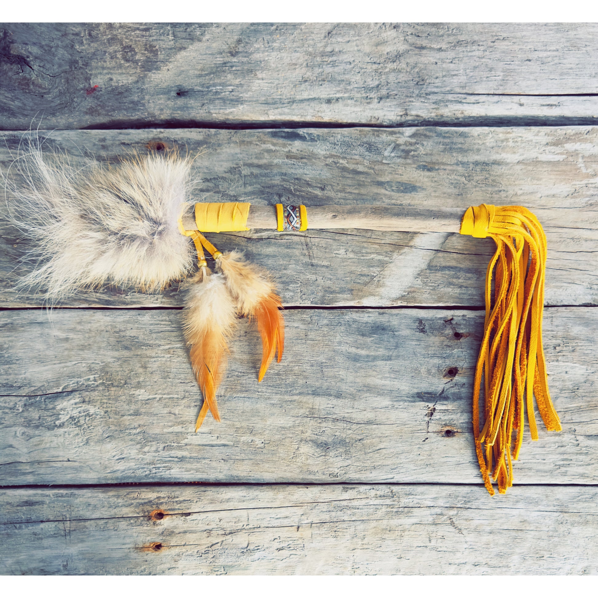 Bâton de parole autochtone façonné à la main, porteur de clarté et d’écoute.