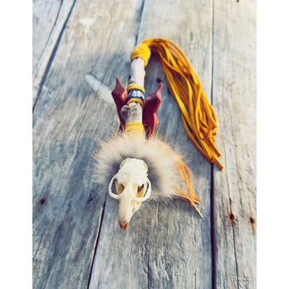 Détail du bâton totem en bois de grève avec plumes véritables, créé sur le Nitassinan.