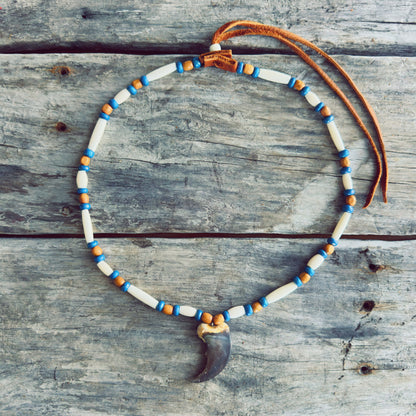 Bijou autochtone fait main griffe d’ours naturelle et perles de verre colorées