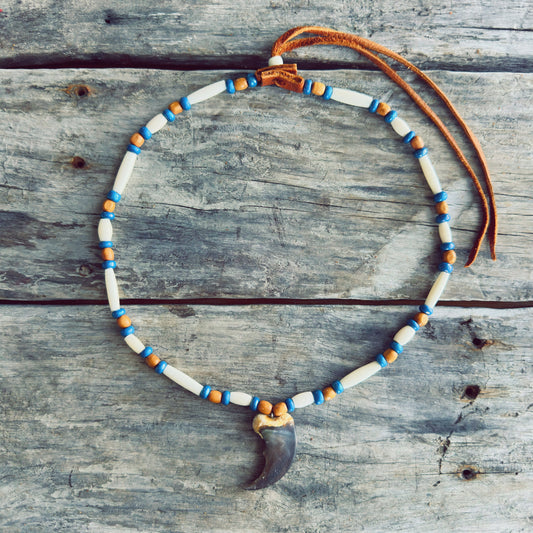 Bijou autochtone fait main griffe d’ours naturelle et perles de verre colorées