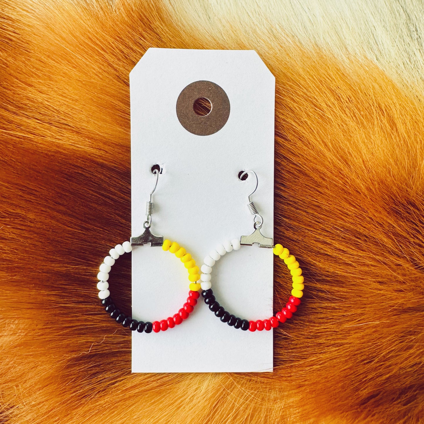 Boucles d'oreilles roue de médecine en perles de verre de 1 pouce, bijou autochtone fait à la main par un artisan Ilnu de Mashteuiatsh.