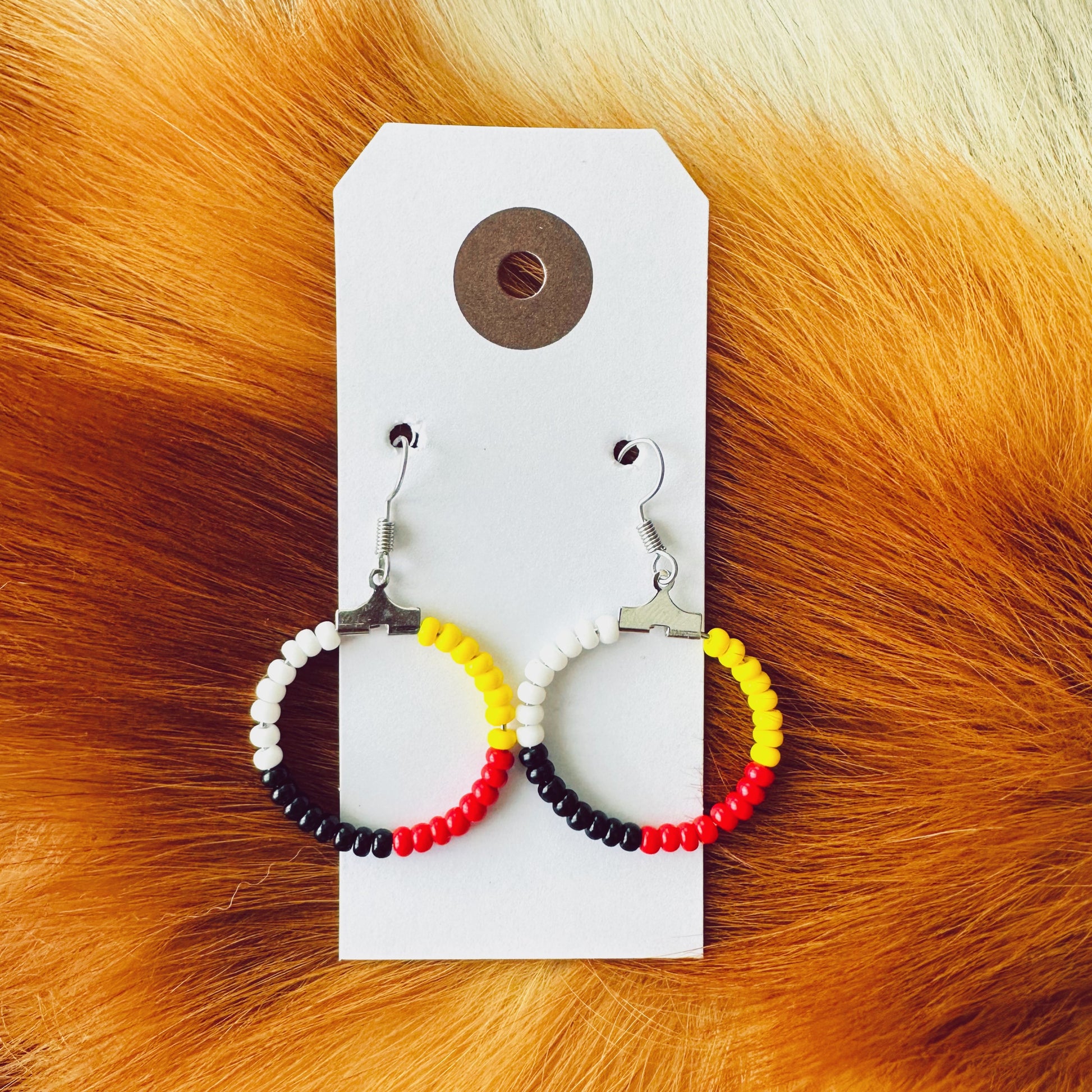 Boucles d'oreilles roue de médecine en perles de verre de 1 pouce, bijou autochtone fait à la main par un artisan Ilnu de Mashteuiatsh.