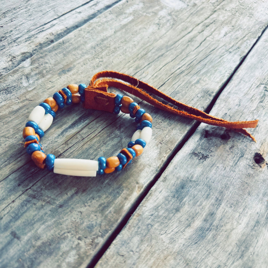 Bracelet autochtone double rang en perles d’os naturelles et perles bleues fabriqué à la main