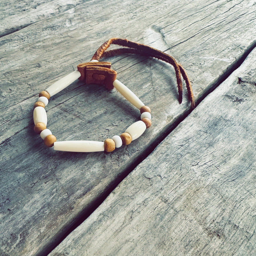 Bracelet autochtone en perles d’os naturelles et perles blanches fabriqué à la main