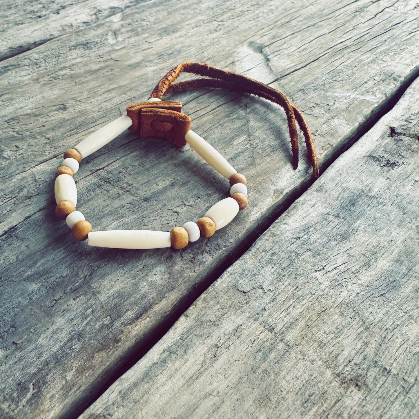 Bracelet autochtone en perles d’os naturelles et perles blanches fabriqué à la main
