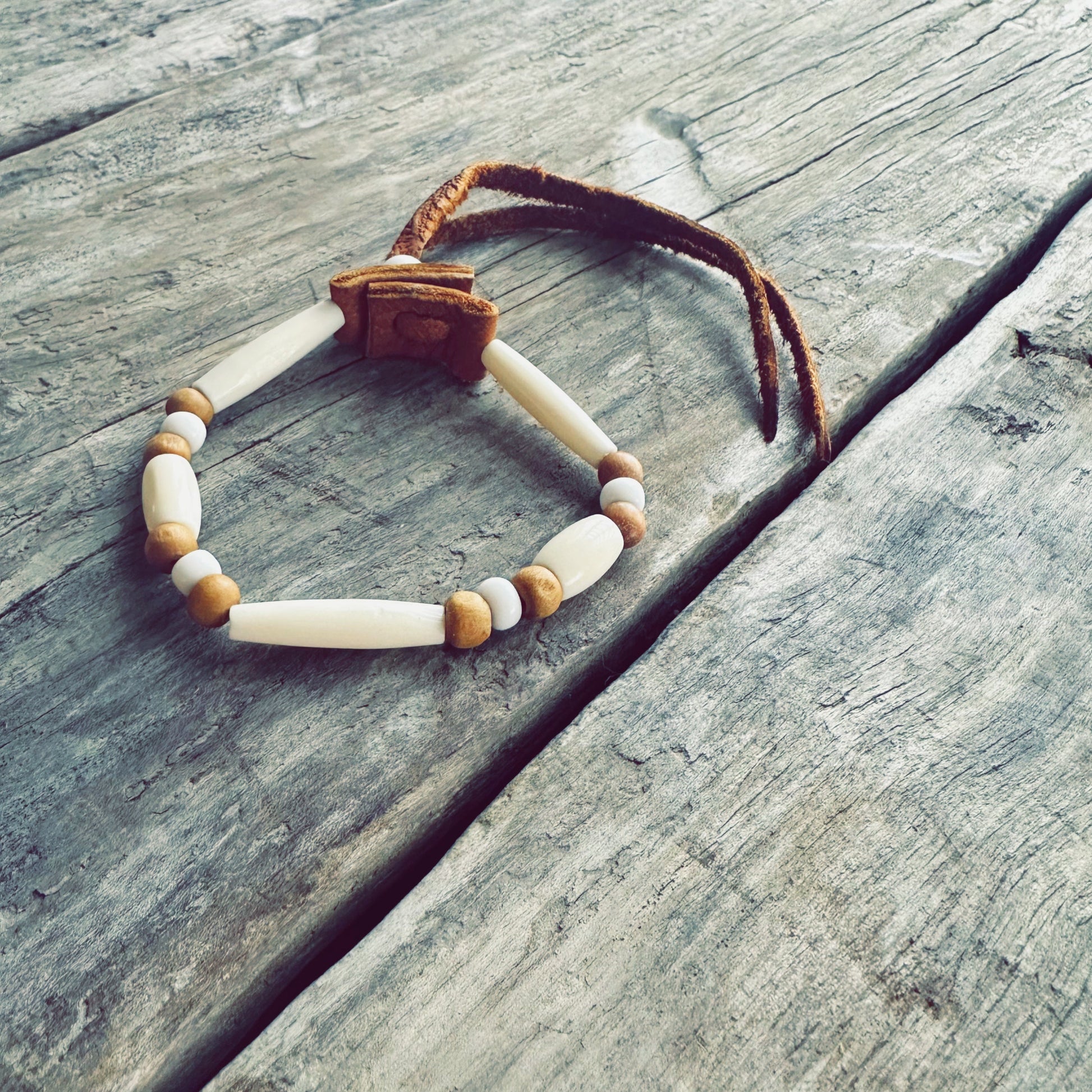 Bracelet autochtone en perles d’os naturelles et perles blanches fabriqué à la main