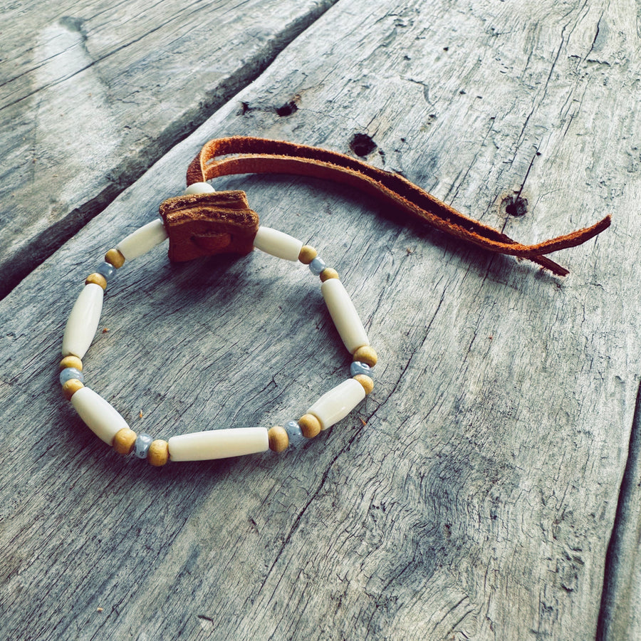 Bracelet autochtone artisanal en perles d’os naturelles, perles claires et cuir véritable