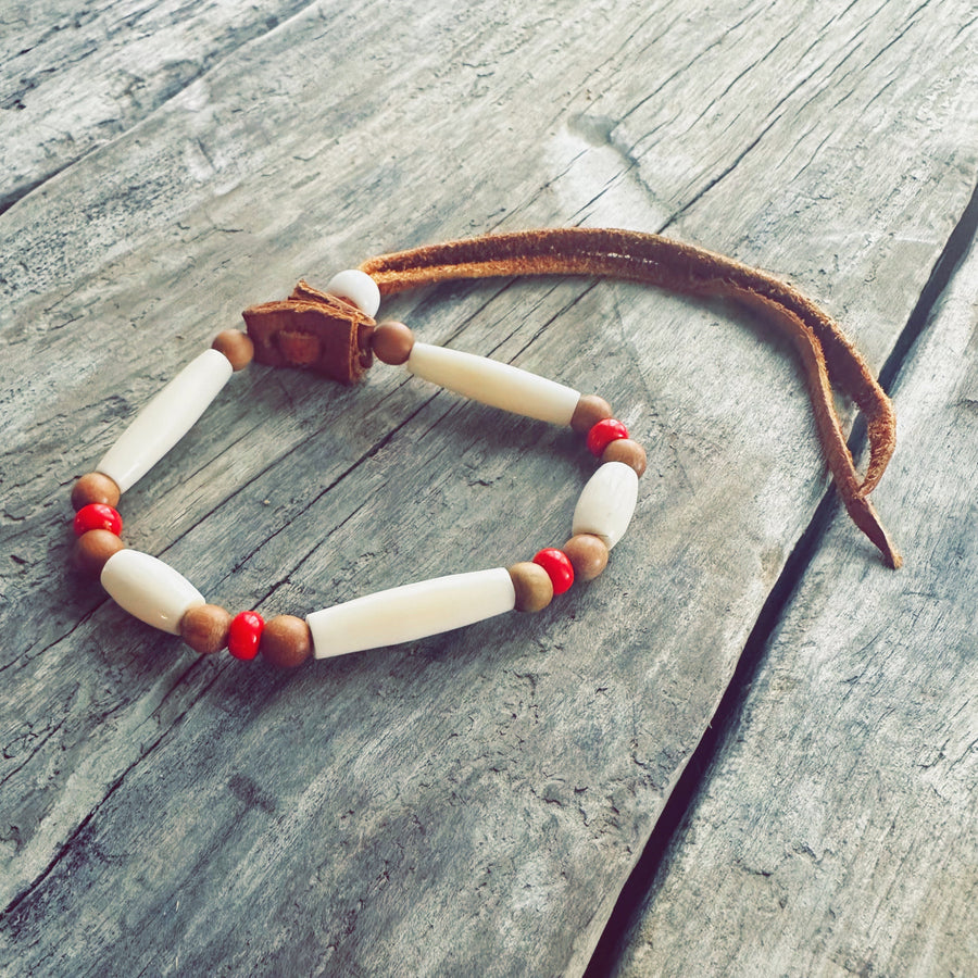 Bracelet autochtone en perles d’os naturelles et perles rouges fabriqué à la main